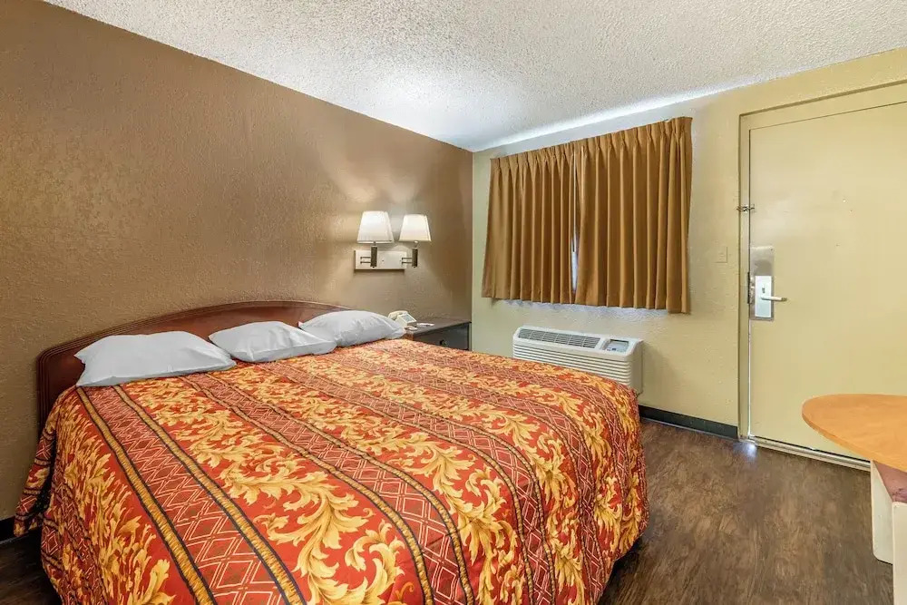 Pueblo Inn