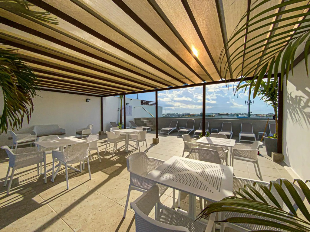 Luxury Condo 10 min walk from the Beach