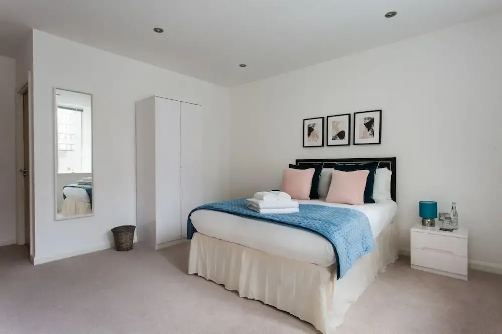 Flying Butler Croydon Apartment