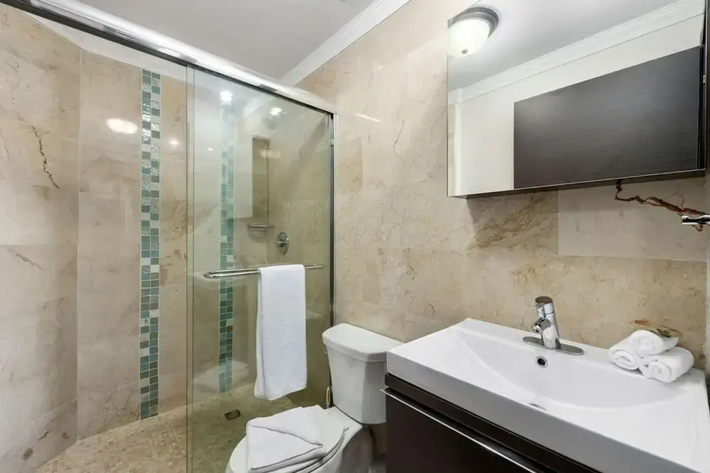 1BR 2BA Corner Condo on Top Floor w Amazing Views