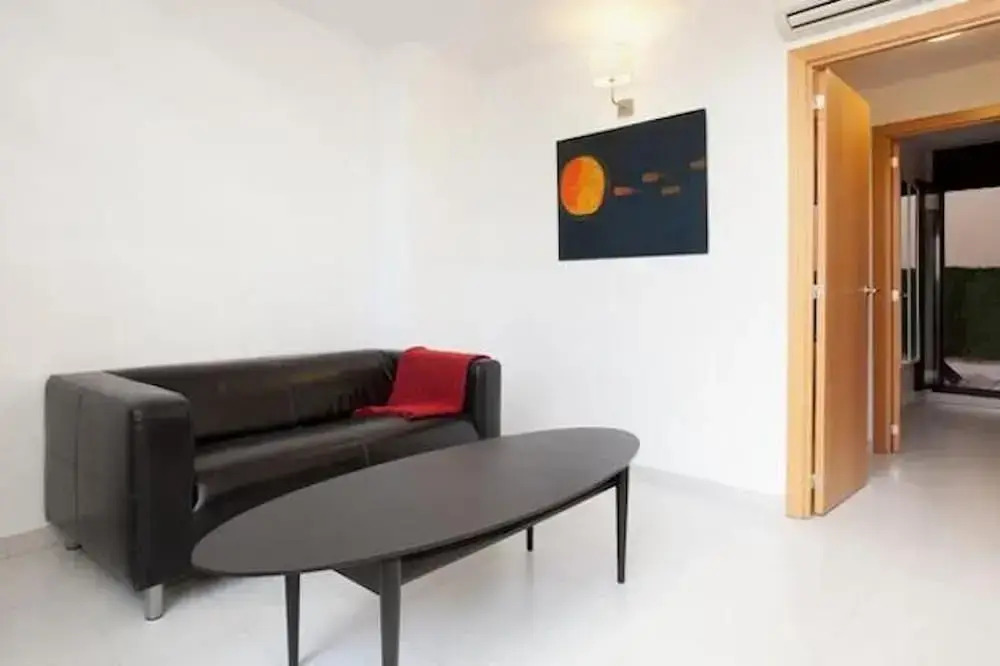 Spacious Apartment for Families Near Park Guell