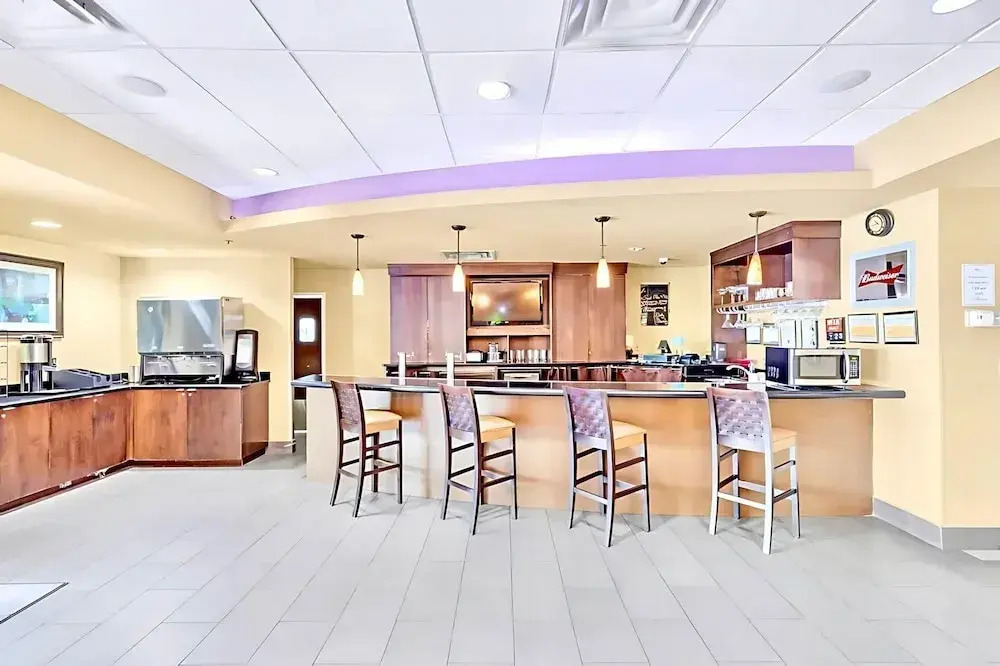 King Bedroom Suite w Outdoor Pool Hot Tub Arcade