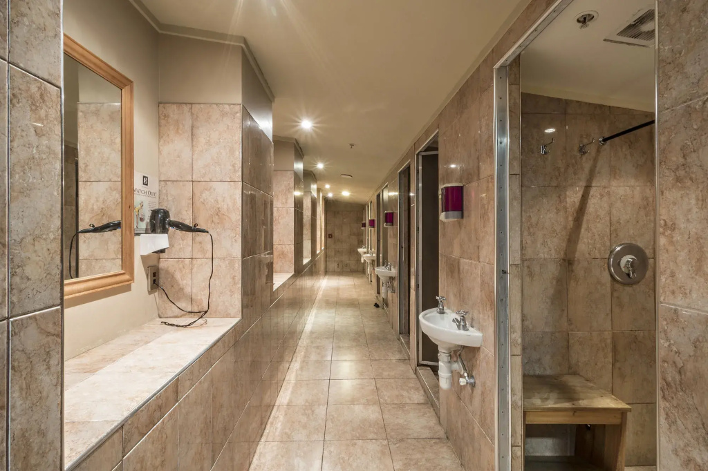 The Cambridge Hotel & Backpackers
