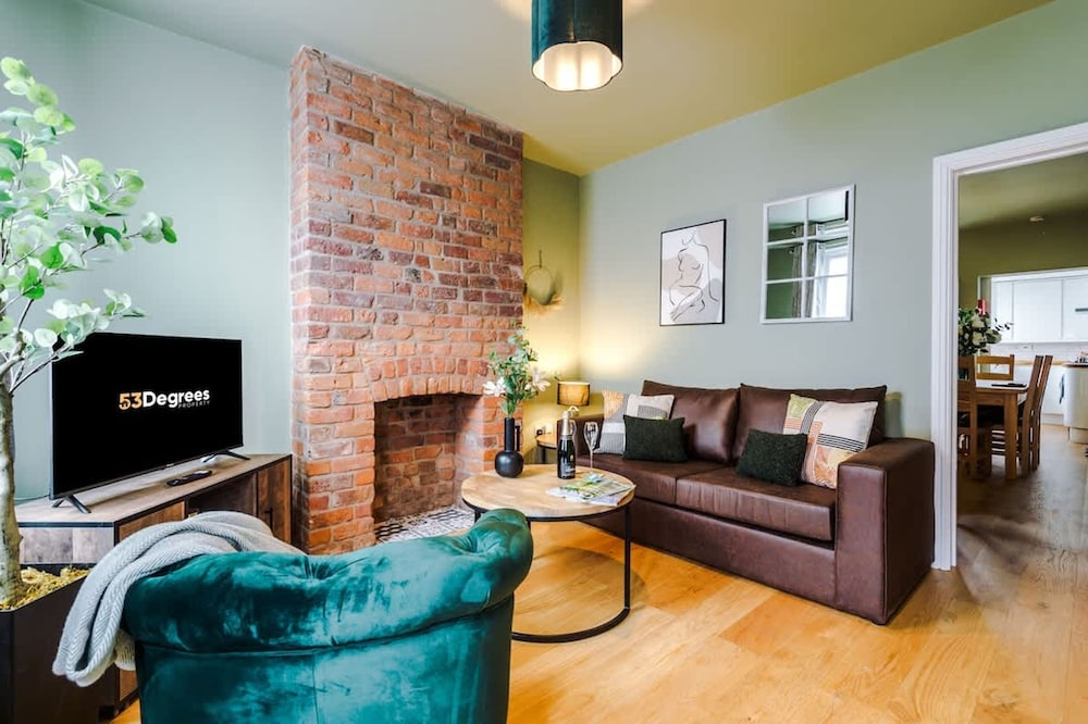 NEW Stylish Home Amazing Location Sleeps 6