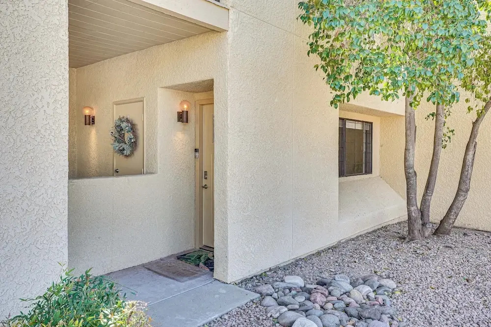 2 Mi to Tucson Mall: Condo w/ Pool & Hot Tub!