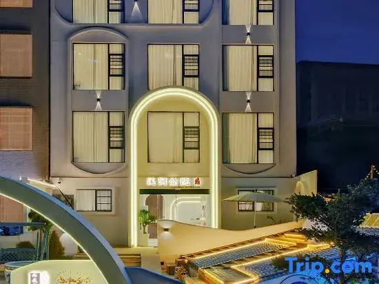 Ceramics-Themed Family Hotel (Taoxichuan) - Terraced Courtyard & Designer Gardens