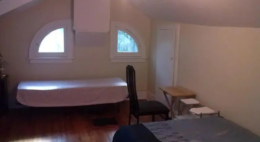 Port Hope Economy Apartments