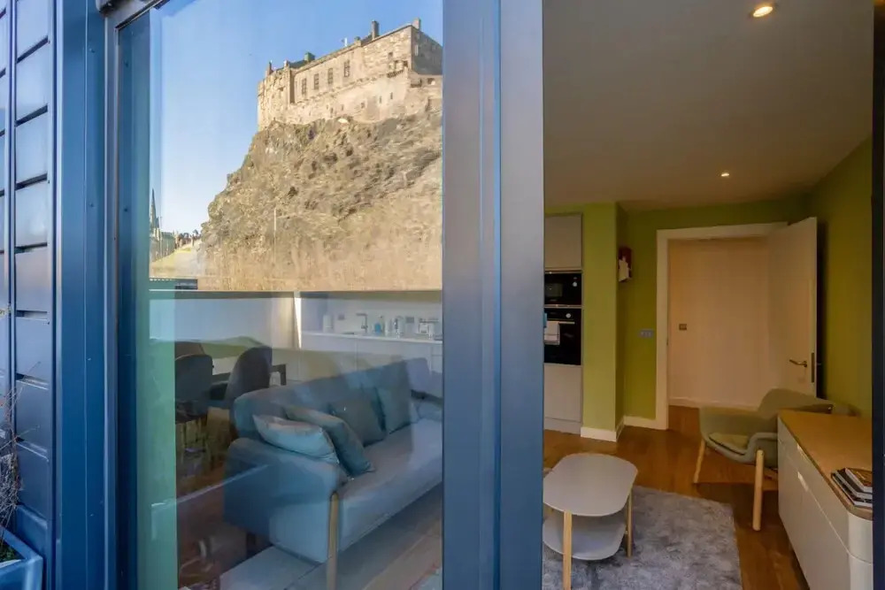 Amazing 2 Bedroom Apartment With Views of Edinburgh Castle