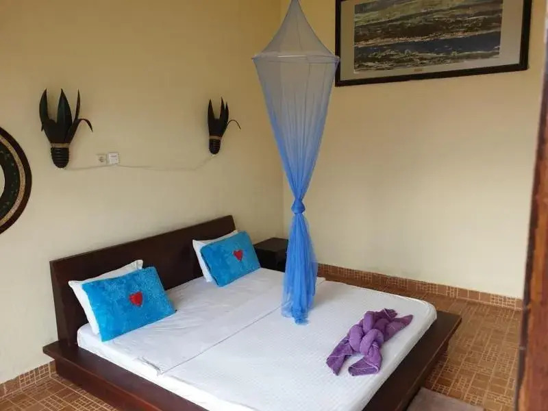 Penginapan Lakeside Cottages by ZUZU