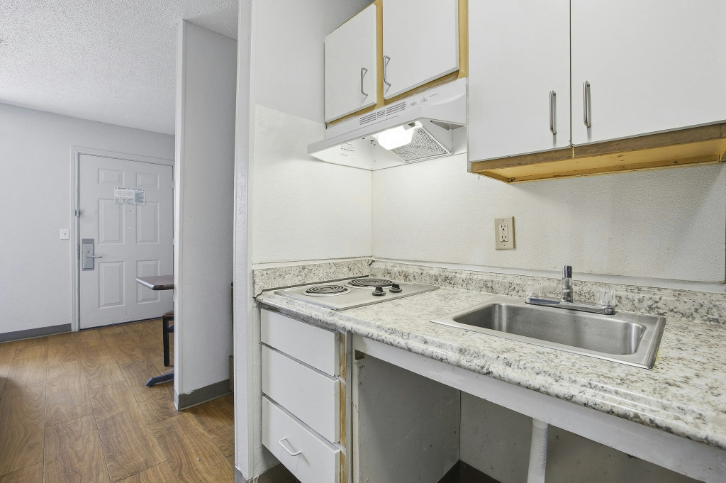 HomeTowne Studios by Red Roof Atlanta – Peachtree Corners