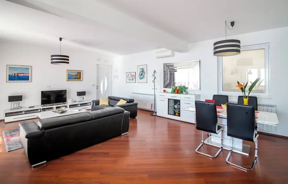 73 Stairs Apartment