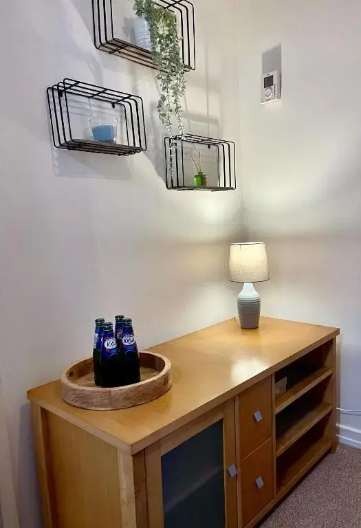 Comfy & Spacious 5 person house, driveway parking!