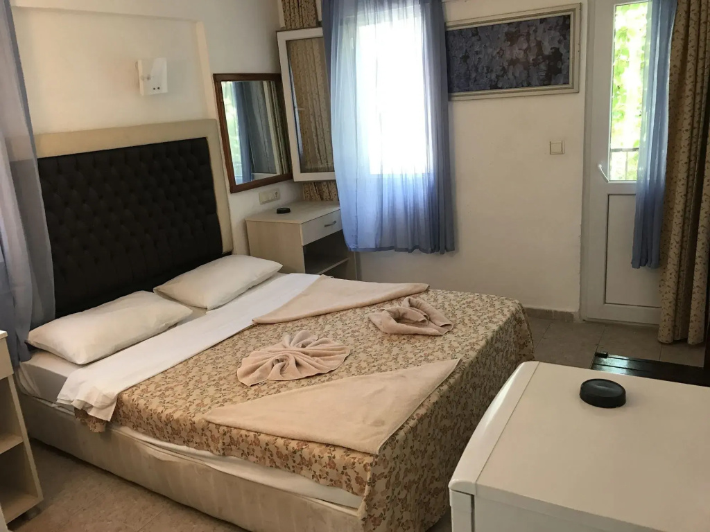 Red Rose Hotel