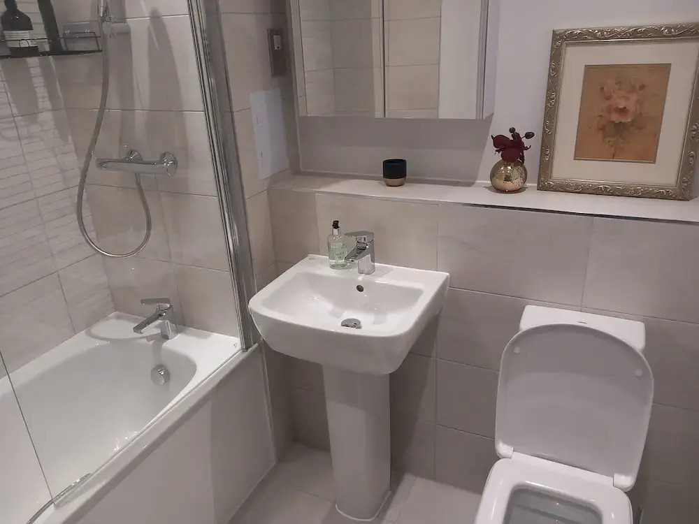 Room-charming Loughton Apartment With Ba