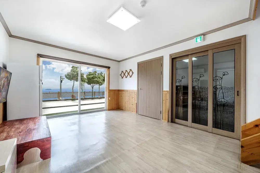 Yeosu Dangdangi Dog Family Pension Gold