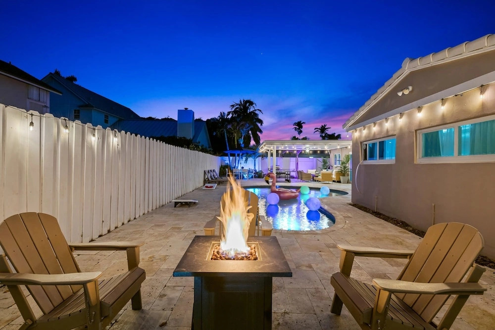 6 BR With Heated Pool Close to Beach