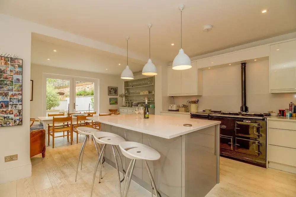 4 Bedroom Canalside Family Home in Oxford