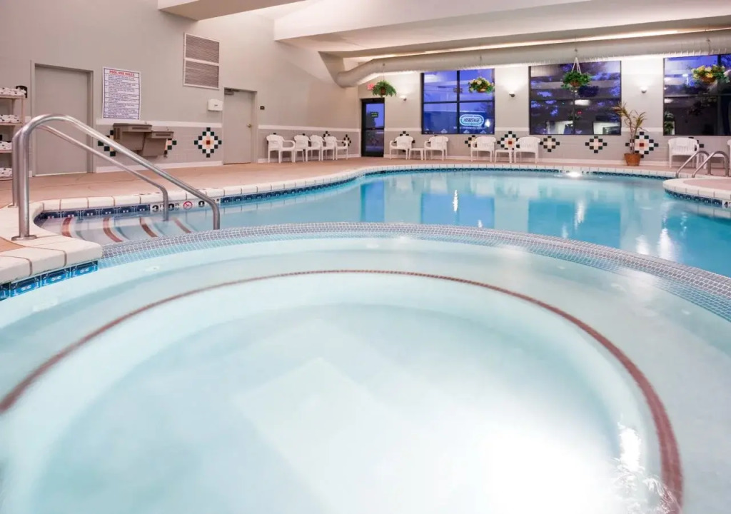 Holiday Inn Express Hotel & Suites Milwaukee-New Berlin by IHG