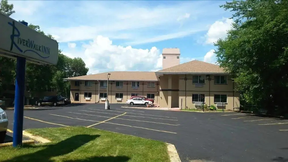 Riverwalk Inn & Suites