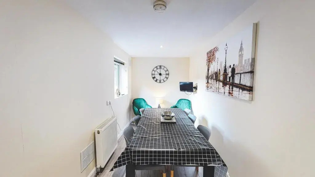 Spacious 4-bed house in Crewe by 53 Degrees Property, ideal for Contractors & Business, FREE parking - sleeps 7