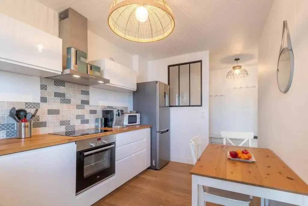 Spacious T3 apartment with a balcony near the old town