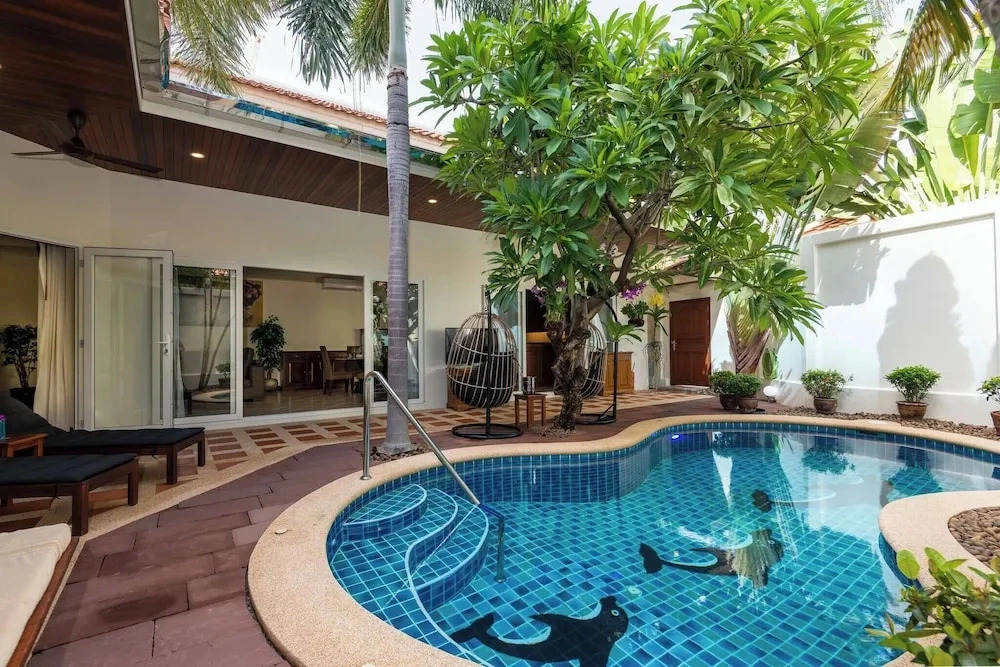 Luxury 2BR Pool Villa Pratamnak Soi5 - 50m to Beach