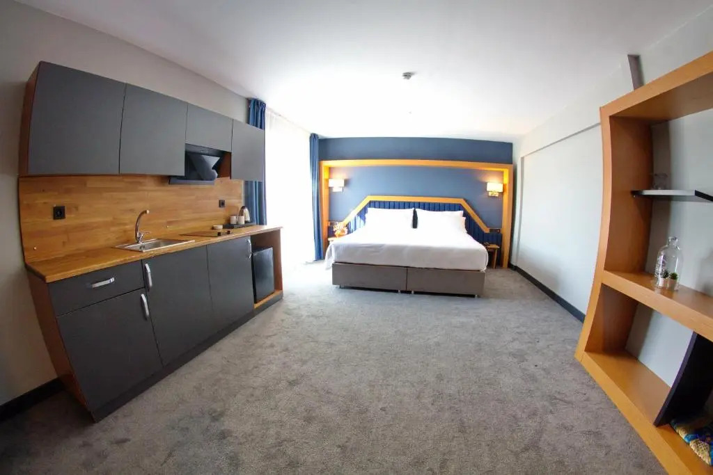 Roof 264 Hotel & Suites