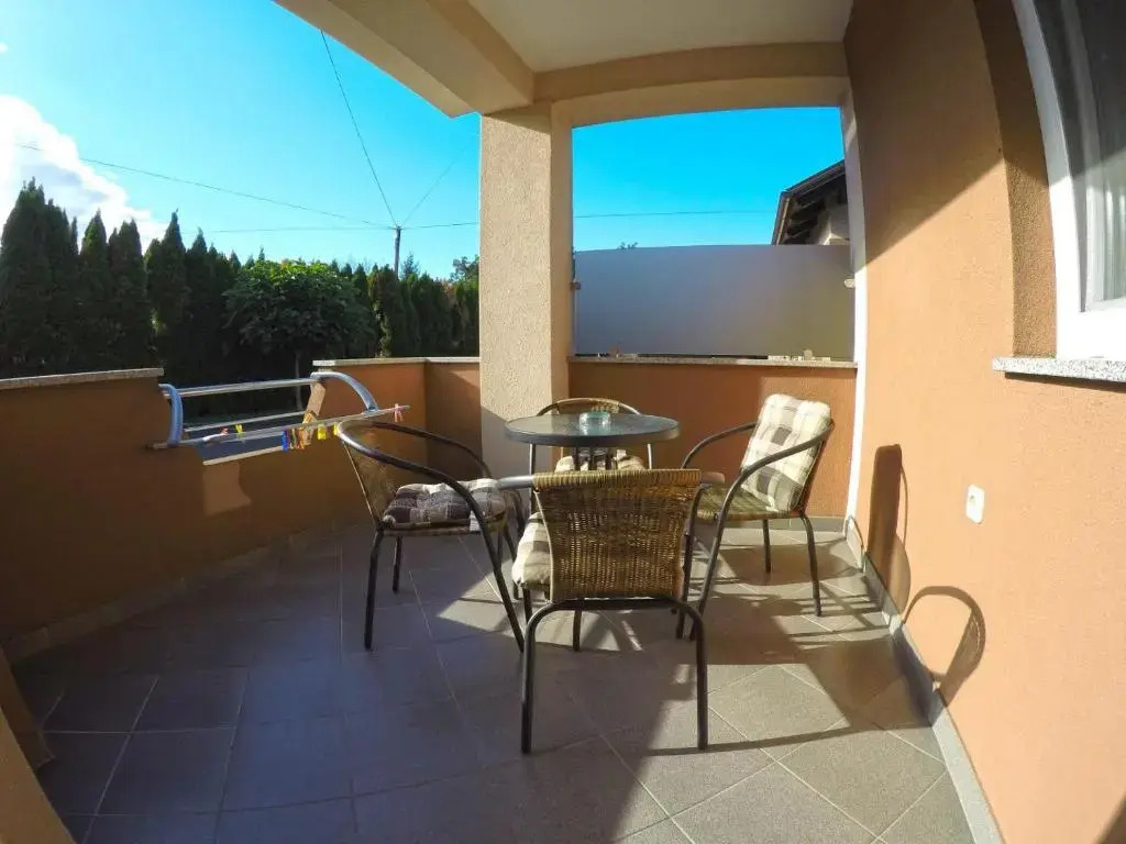 Apartments and Rooms Rea