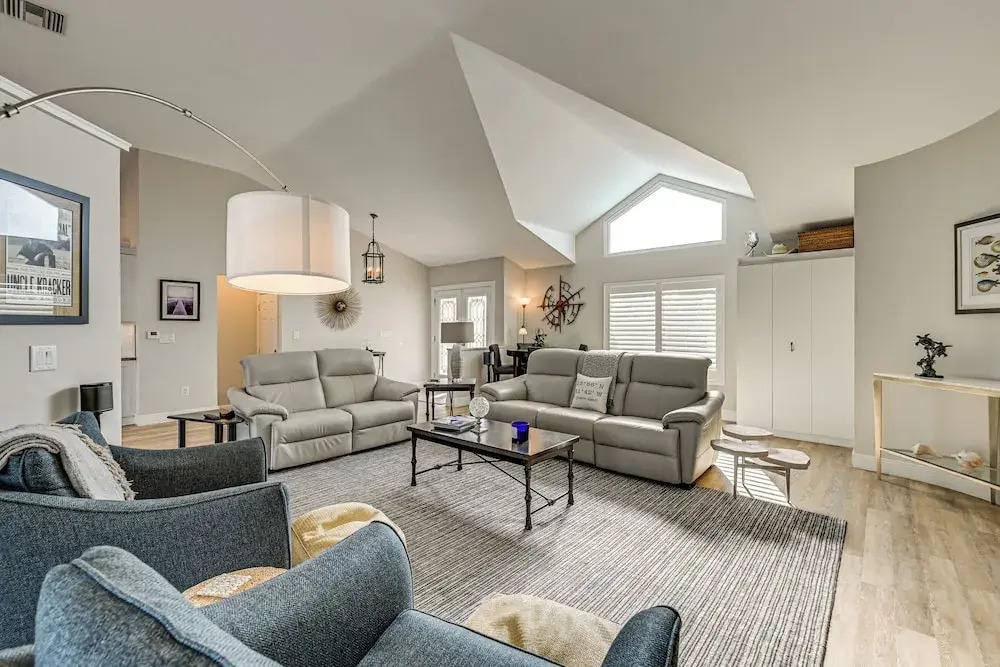 2 Mi to South Beach: Waterfront Home w/ Lanai!