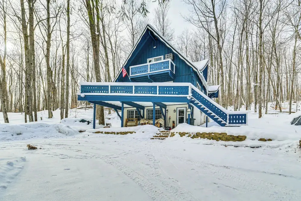 2 Mi to Schuss Mountain: Cozy Cabin w/ Deck