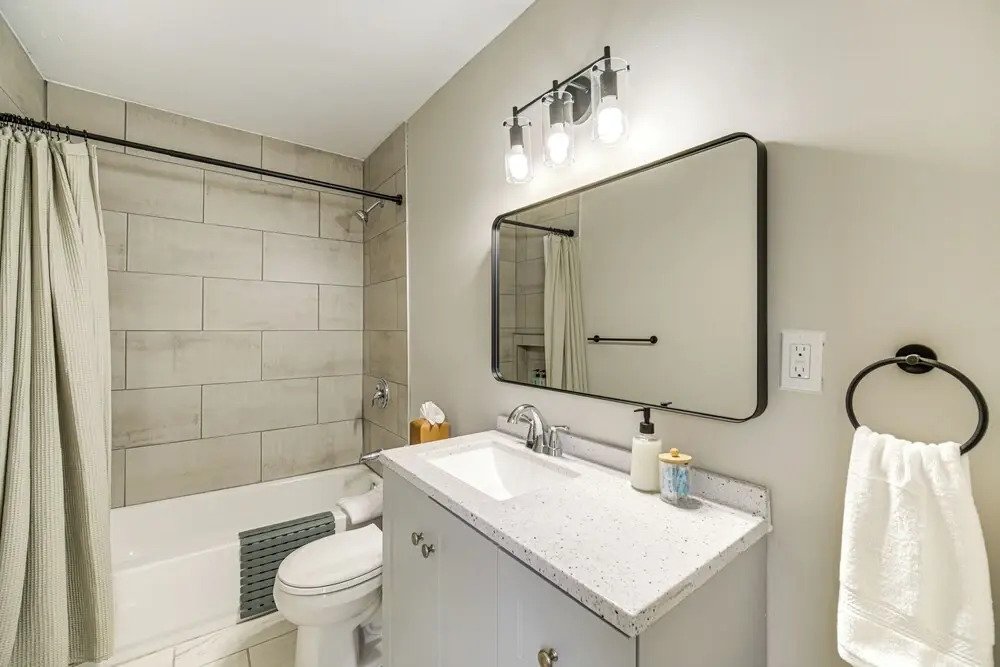 4 Mi to Dtwn: Modern Retreat w/ Yard in Cleveland