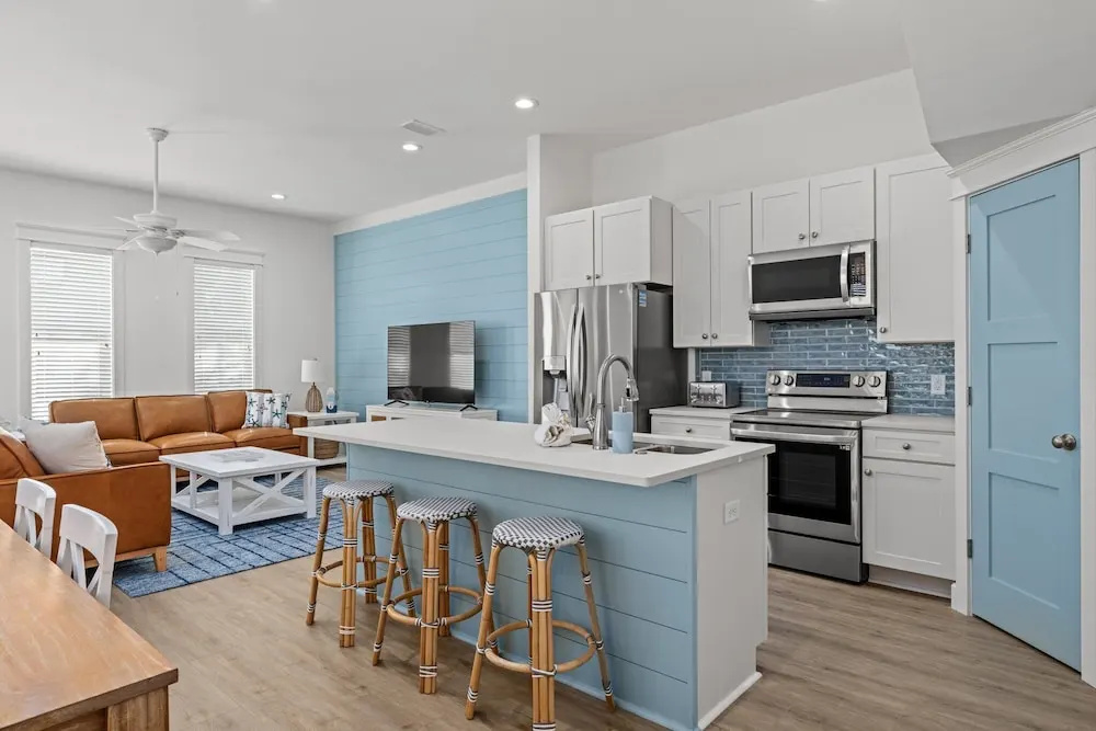 Spectacular 3br 4ba w/ Private Pool, 2 Min Walk to Beach - Sleeps 15!