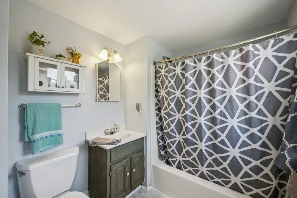 Charming Home Near Unc & Dt Greeley 5 Bedroom Home