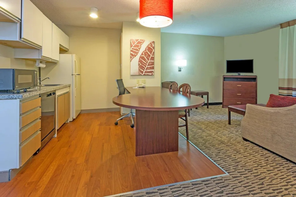 Hawthorn Suites by Wyndham Chicago Schaumburg