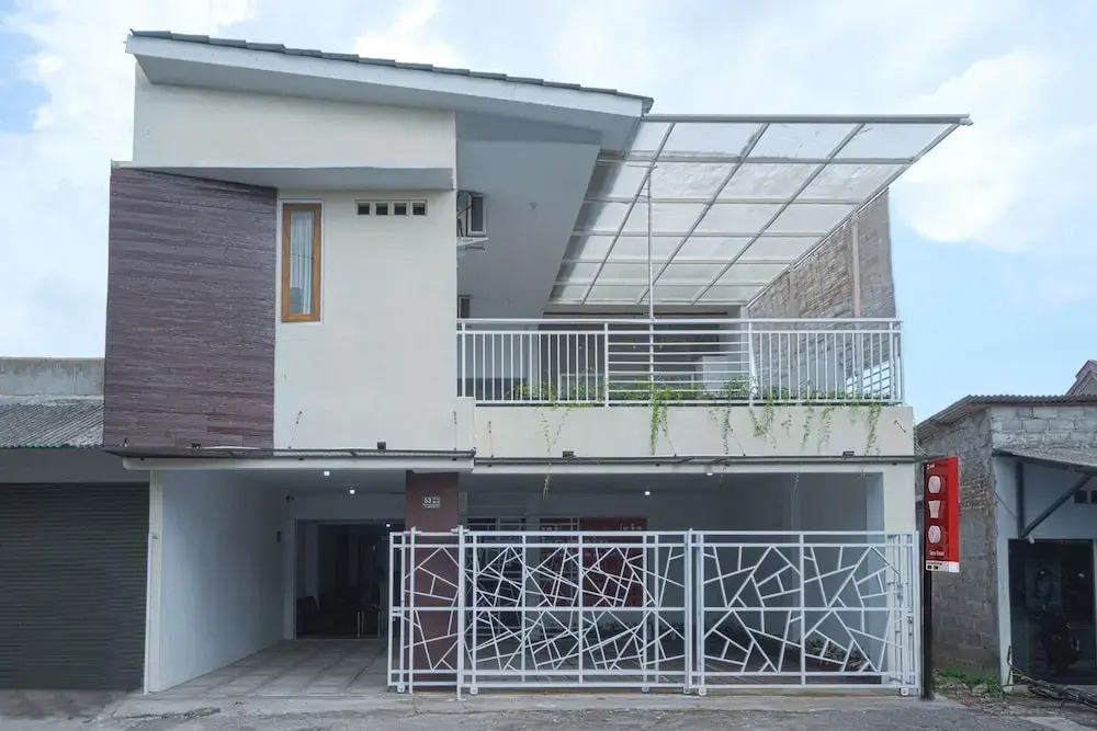 Oyo 2444 Sera House