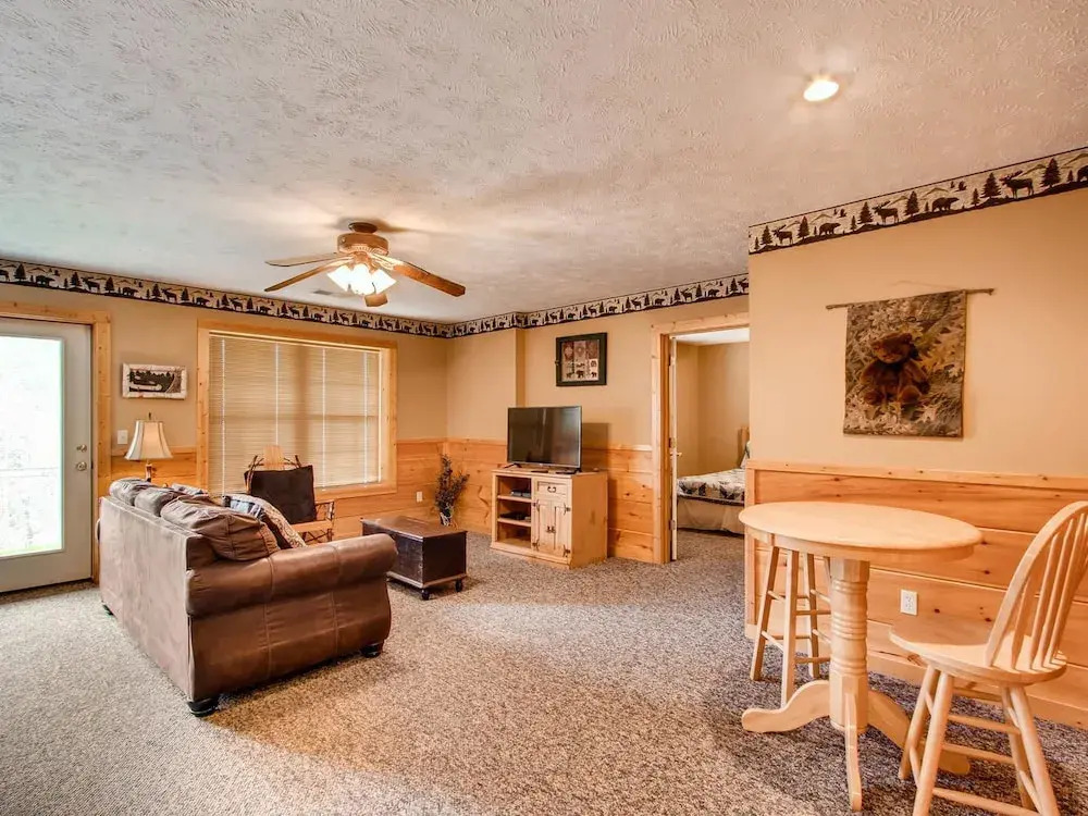 Bearadise 4 Bedroom Cabin by RedAwning