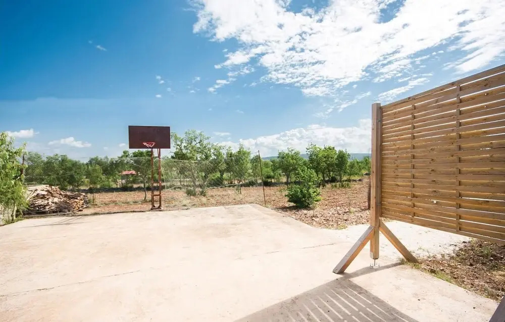 Two-Bedroom Holiday Home In Radonic