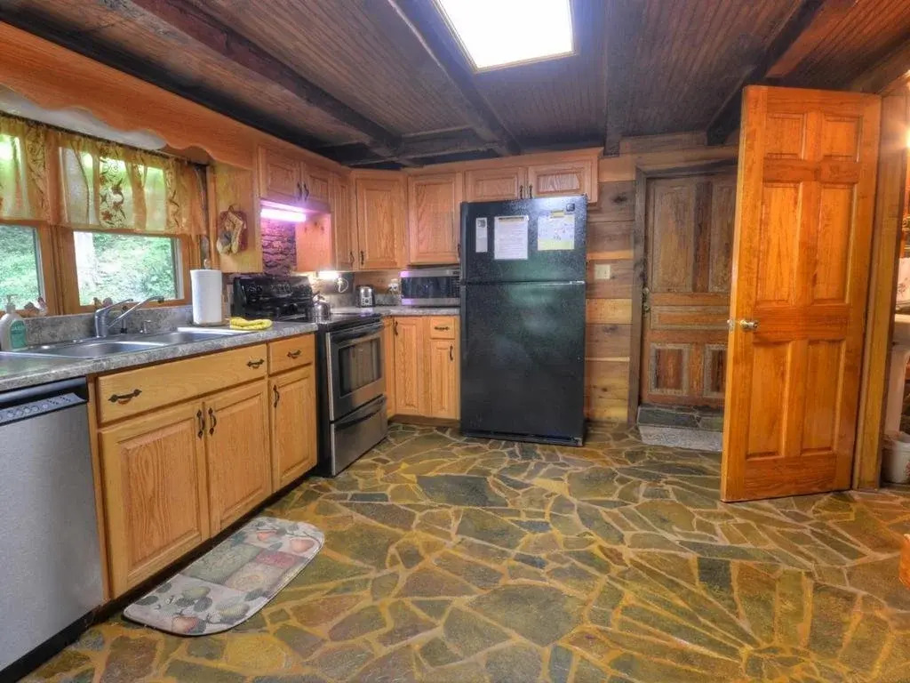Cherokee Creekside Cabin