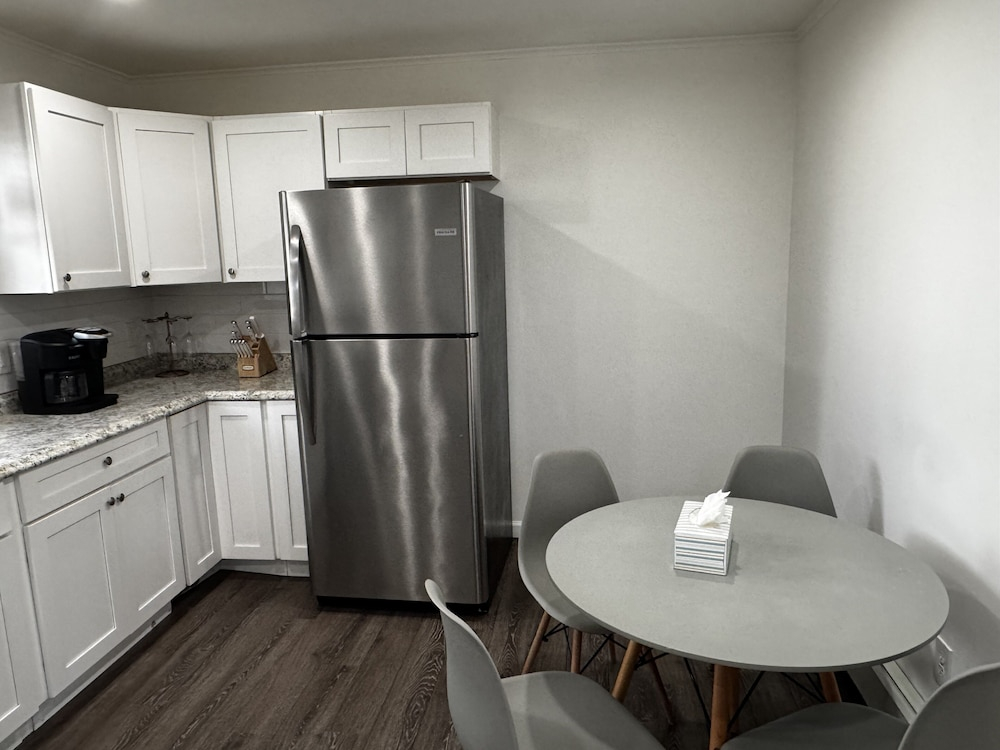 Albany Value Stay Near Universities, Hospitals 4 Bedroom Home