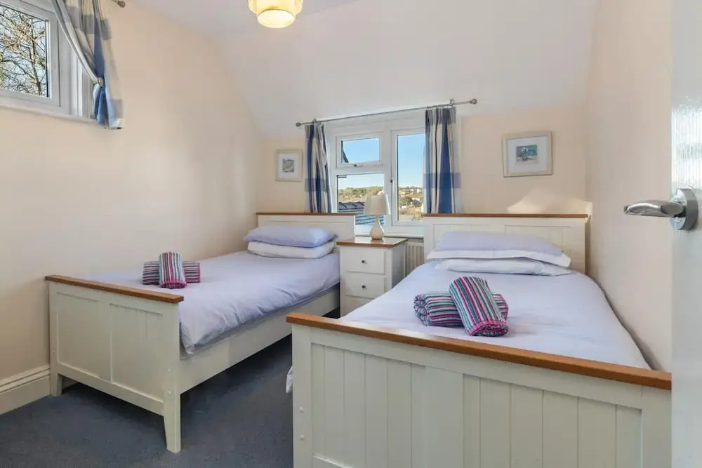 Four Oaks - Sea Views, Parking, Enclosed Garden, Dog Friendly