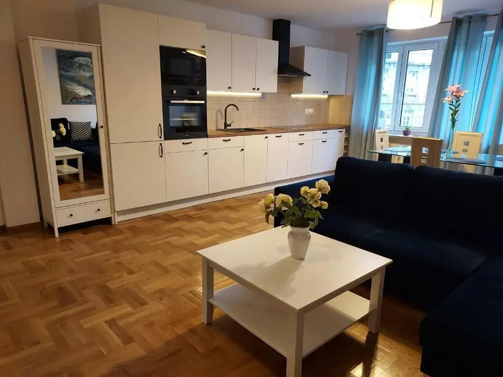 APART- salon z aneksem kuchenym, 2 sypialnie, łazienka