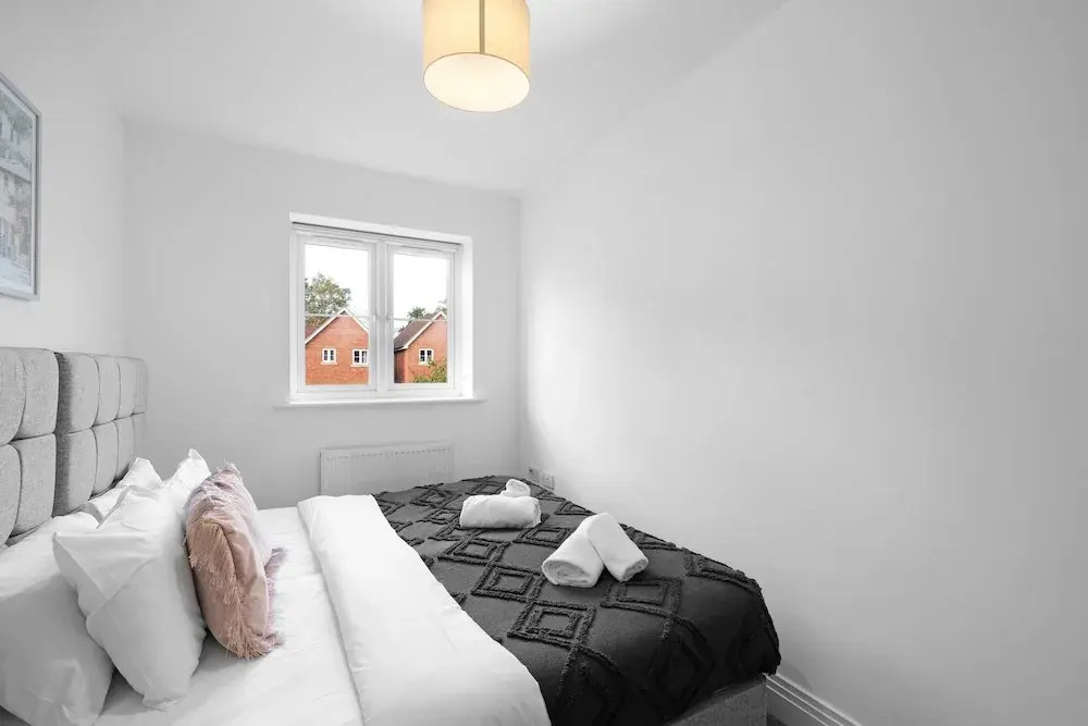 Spacious 6 Bedroom House in Denton Way