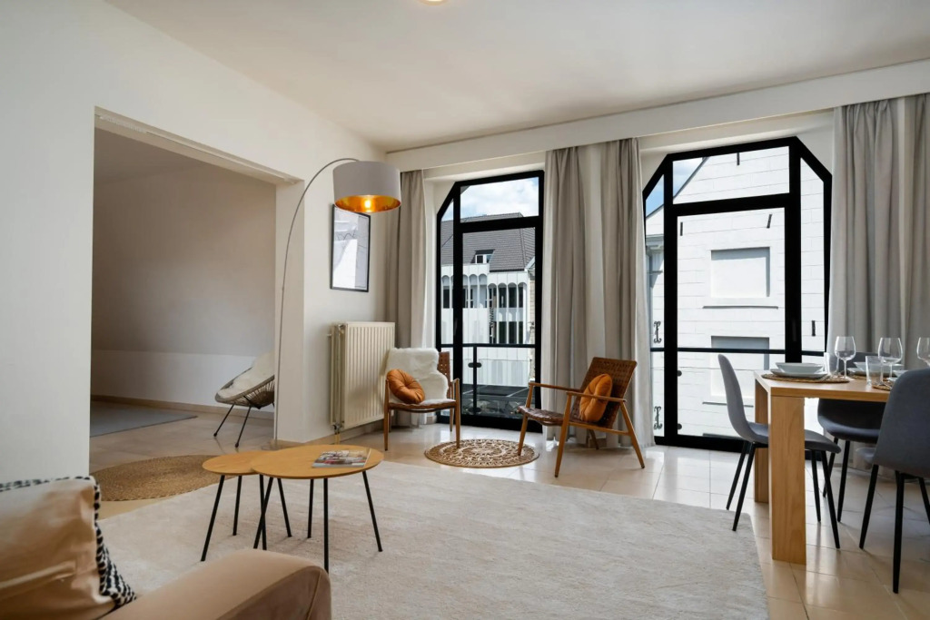 SHS HOMES- 3 BEDROOM, KITCHEN, WIFI, WORKSPACE, COFFEE, Central