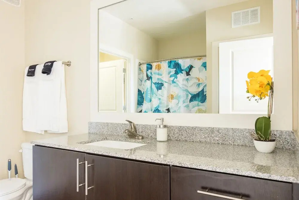 SoHo 1 BR with Balcony by Frontdesk