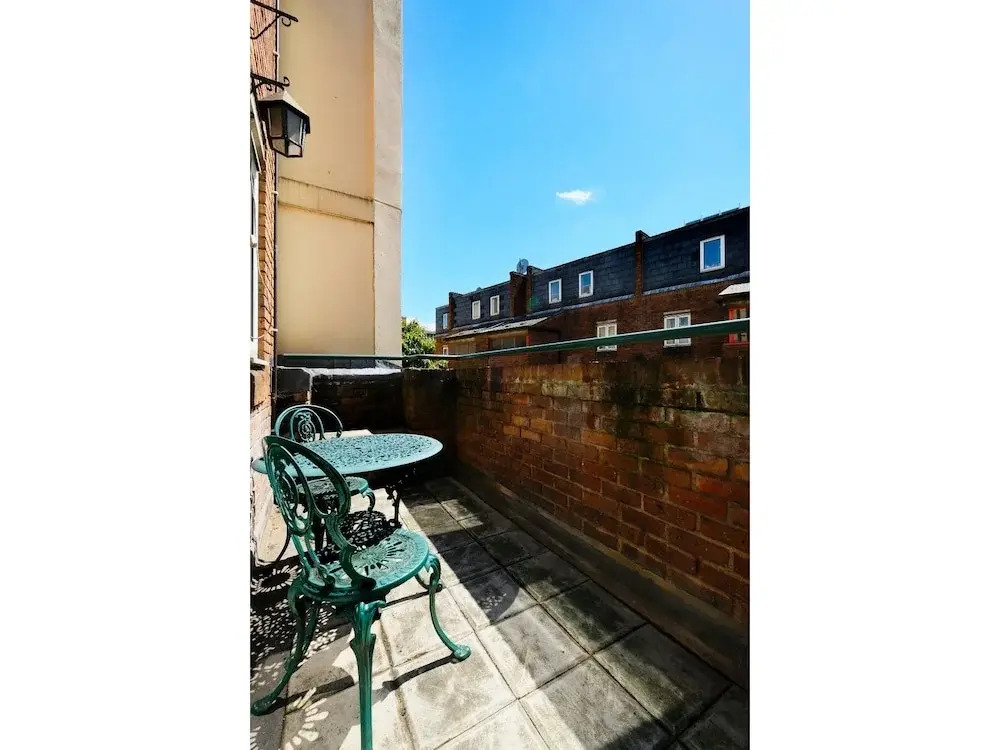 Spacious & Chic Central London Flat for 4