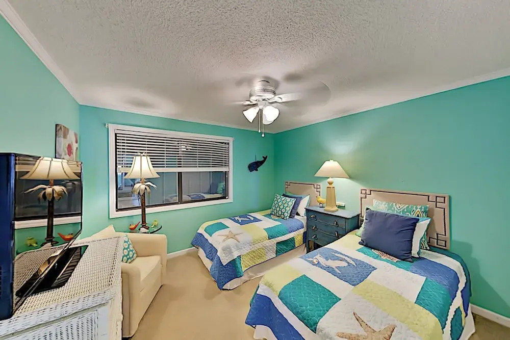 Top-floor Beachfront W/ Pool & Balcony 2 Bedroom Condo