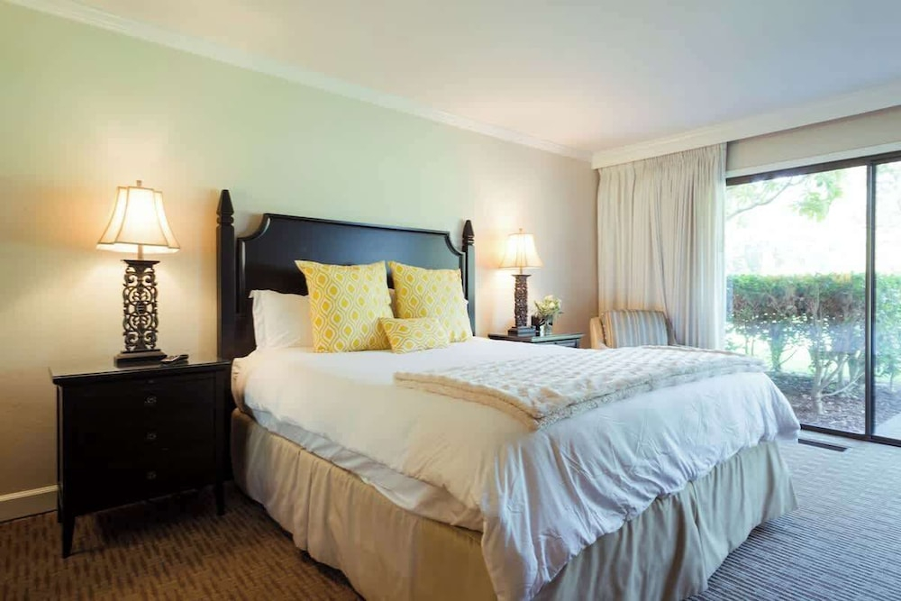 Luxury Napa Getaway Golf Views King Bed