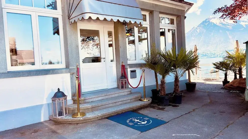 Boutique Hotel & Restaurant Niesenblick - Lakefront rooms with balcony on Lake Thun - SELF CHECK IN & digitale Reception