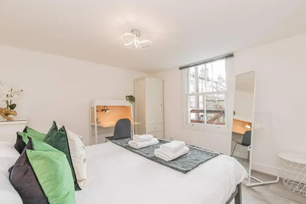 Oxford City Centre apartment with parking!