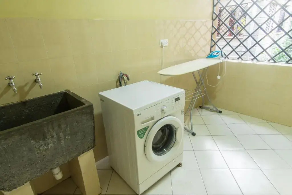 Peaceful, Spacious, Open-plan 2br apartment set in mature garden